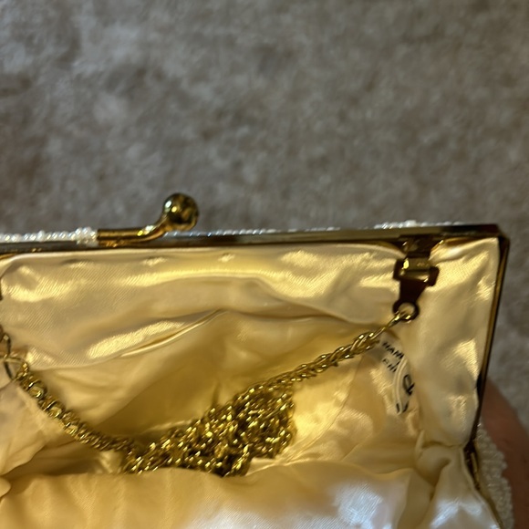 La Regale Vintage LTD handmade Seed Bead Clamshell Formal Wedding Purse - Picture 7 of 14